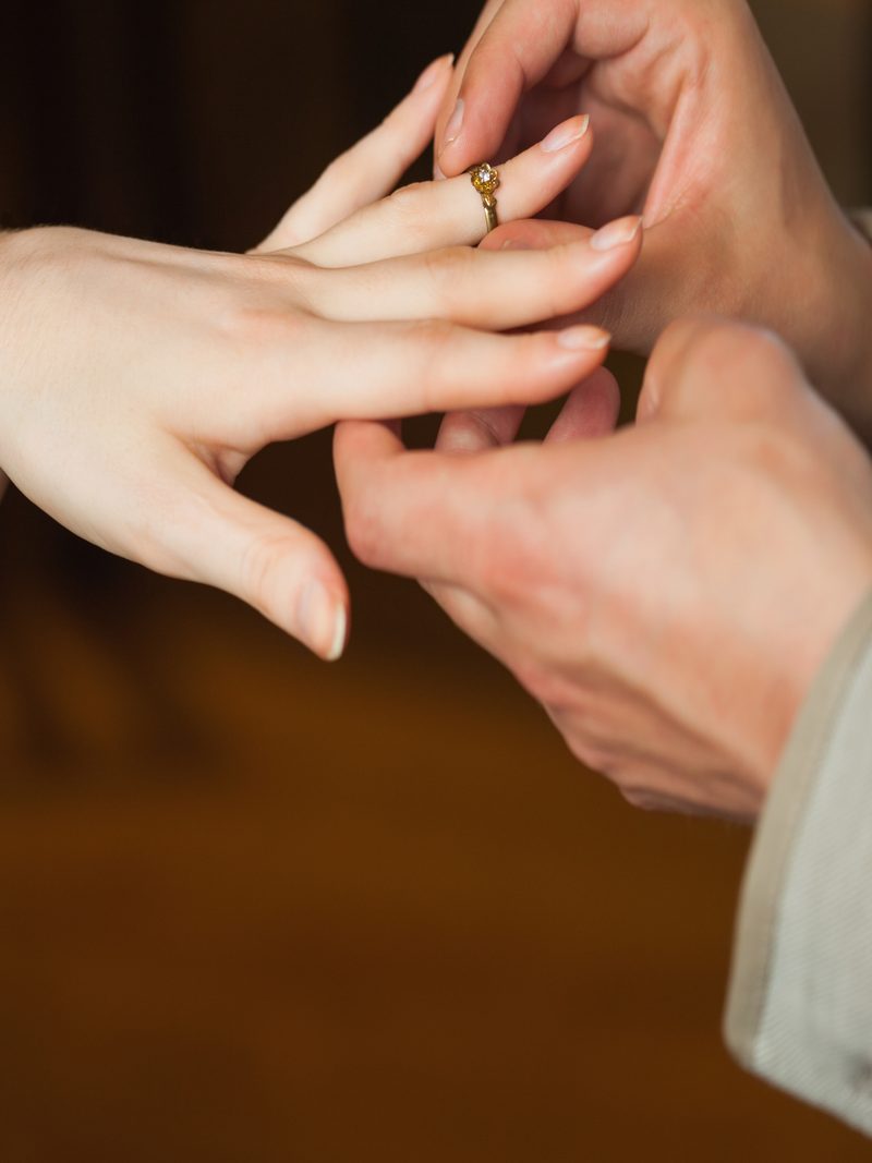 Les mains des mariés au moment de l'échange des alliances
