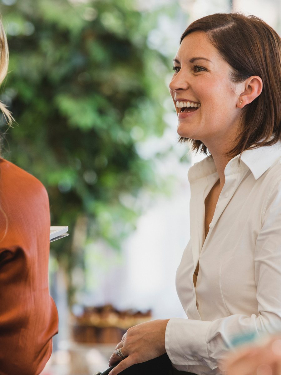 Deux collègues en conversation lors d'un événement d'entreprise
